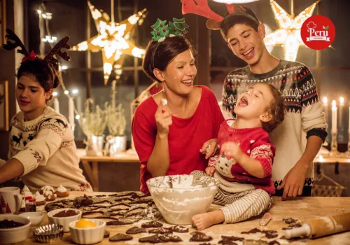 familia peruana preparando cena navidad cocina