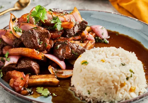 Cómo Preparar Lomo Saltado | Recetas Auténticas de Perú lomo saltado peruano en blog de cocina peruana, peru comidas