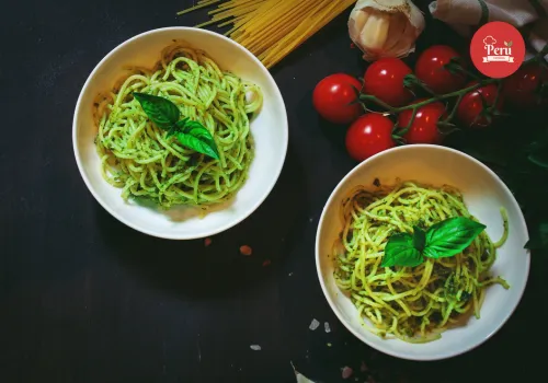 Peruvian Tallarines Verdes (Green Spaghetti with Spinach, Basil and Chicken) Peruvian tallarines verdes (green spaghetti)